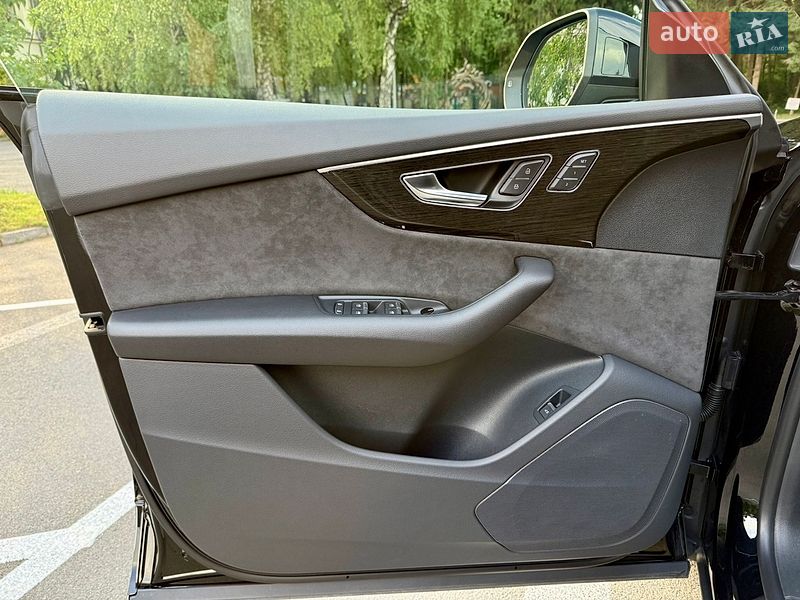 Внедорожник / Кроссовер Audi Q8 2021 в Киеве