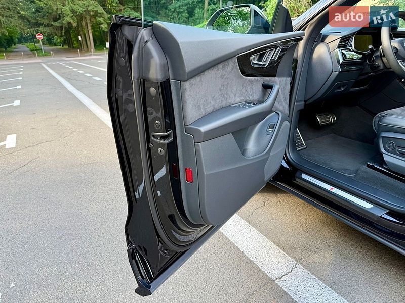 Внедорожник / Кроссовер Audi Q8 2021 в Киеве
