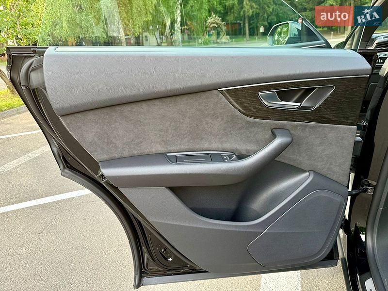 Внедорожник / Кроссовер Audi Q8 2021 в Киеве