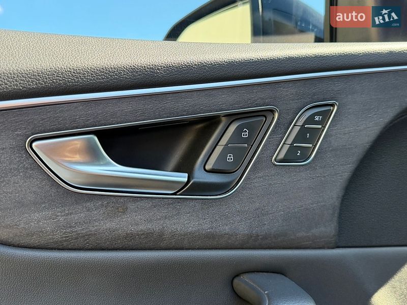 Внедорожник / Кроссовер Audi Q8 2021 в Стрые