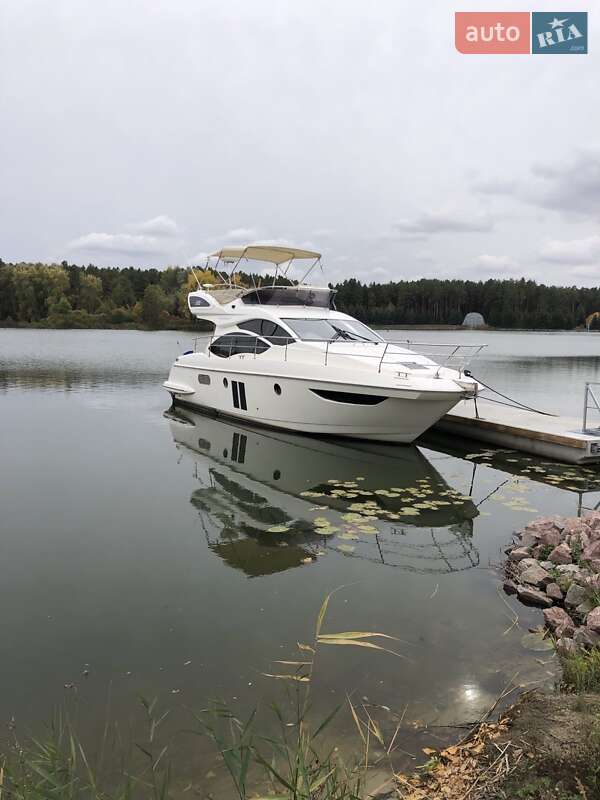 Моторна яхта Azimut Flybridge-Range 2011 в Києві