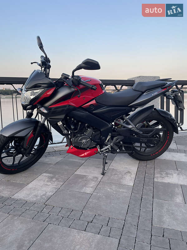 Спортбайк Bajaj Pulsar NS200