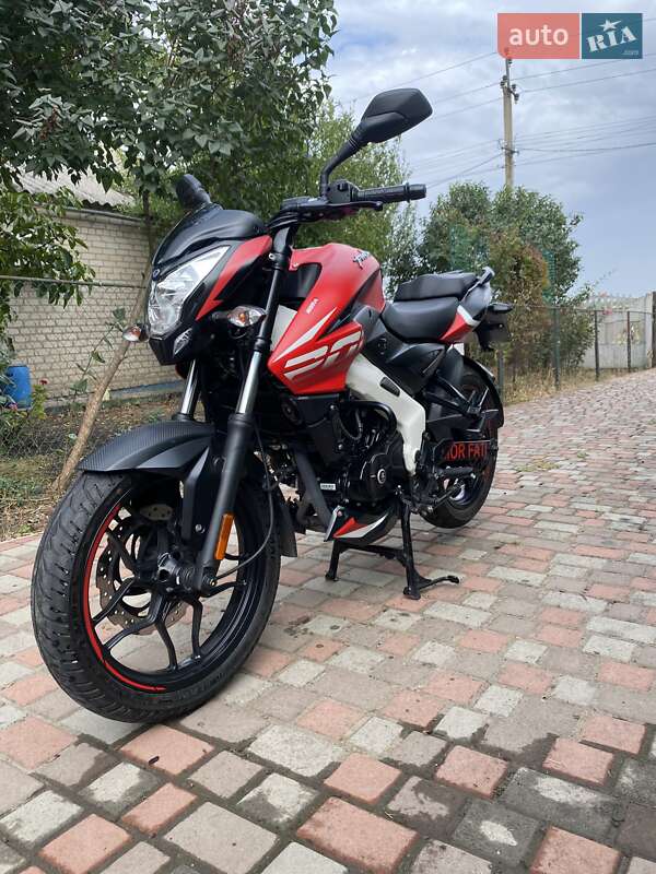 Мотоцикл Классік Bajaj Pulsar NS200
