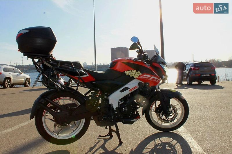 Мотоцикл Багатоцільовий (All-round) Bajaj Pulsar NS200
