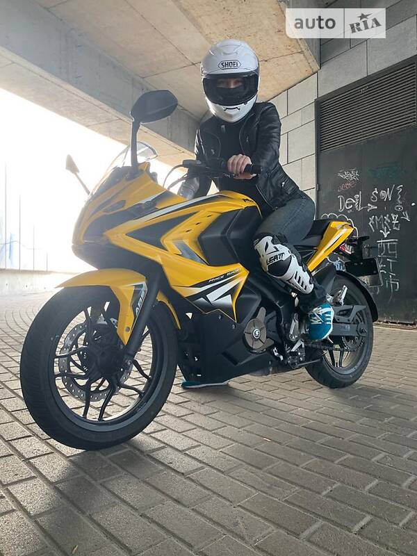 Мотоцикл Классик Bajaj Pulsar RS200