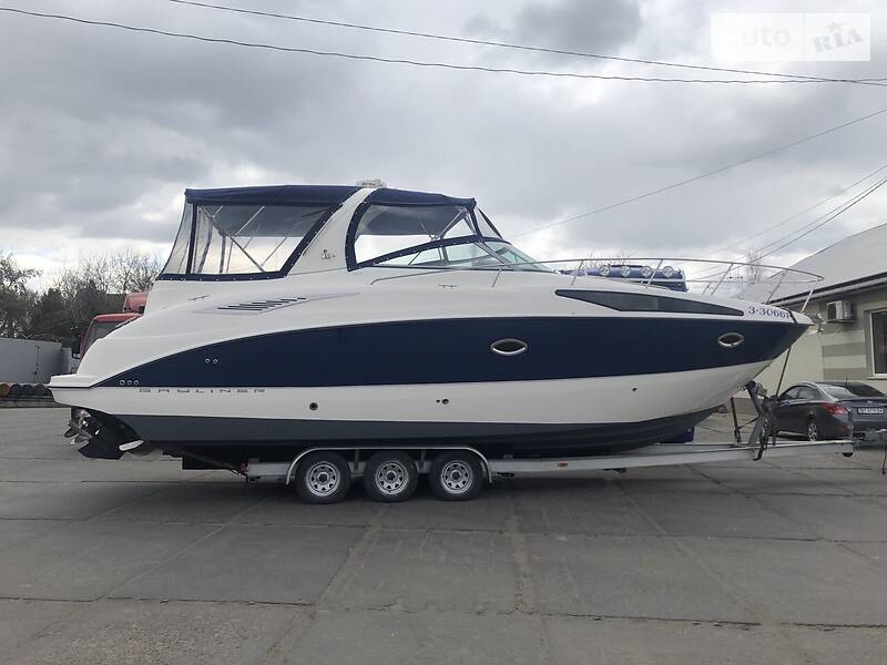 Моторная яхта Bayliner 325