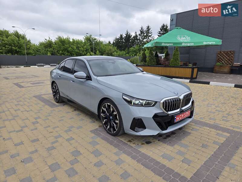 Седан BMW i5