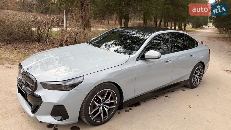 Седан BMW i5