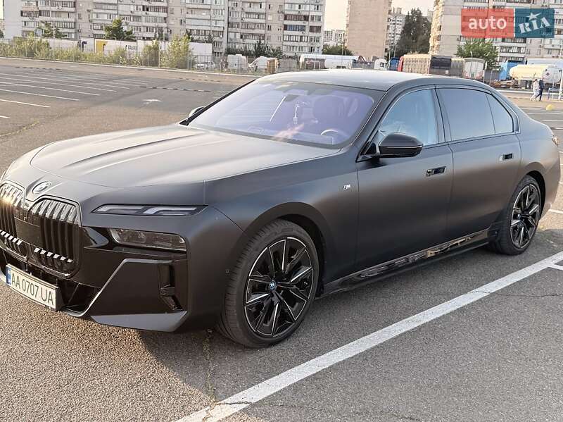 Седан BMW i7