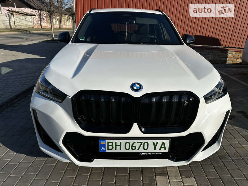 Позашляховик / Кросовер BMW iX1