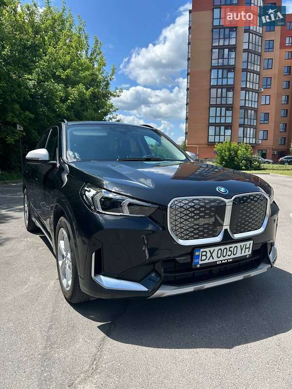 Позашляховик / Кросовер BMW iX1