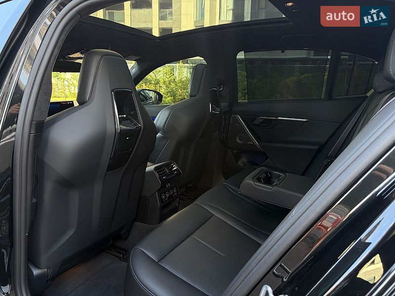 Седан BMW M5 2025 в Киеве