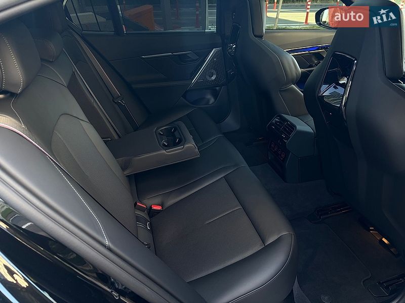 Седан BMW M5 2025 в Киеве