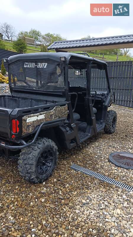 Мотовездеход BRP Defender