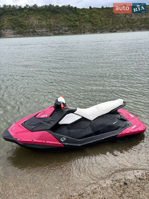 Гідроцикл туристичний BRP Spark