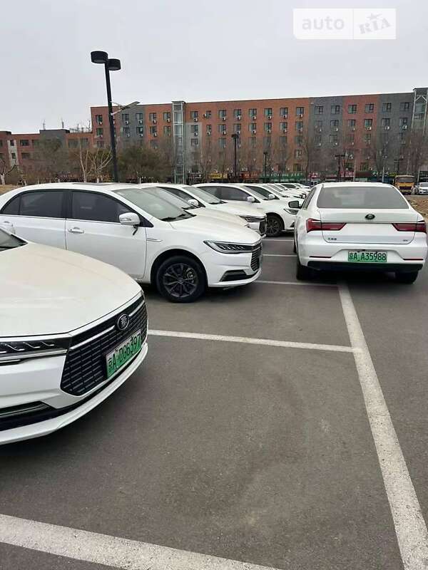 Позашляховик / Кросовер BYD Qin Plus