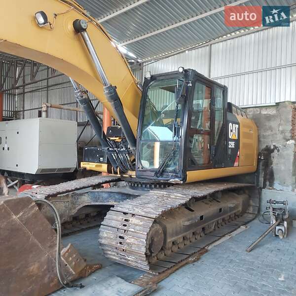 Екскаватор навантажувач Caterpillar 329