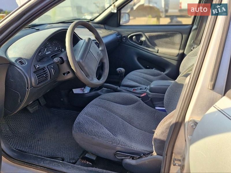 Седан Chevrolet Cavalier 2002 в Ровно