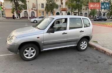 Chevrolet Niva  2004