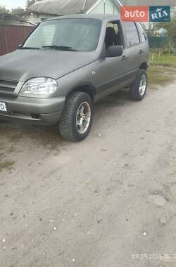 Chevrolet Niva  2004