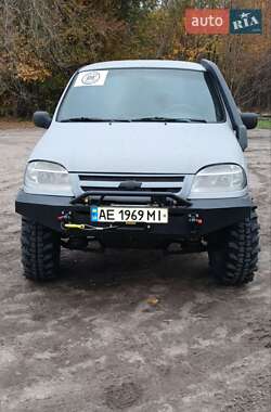 Chevrolet Niva  2004