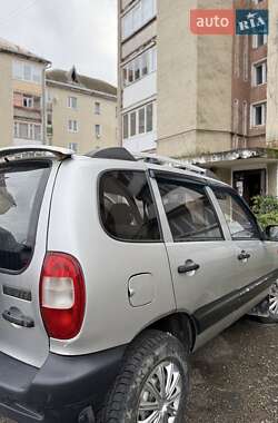 Chevrolet Niva  2005
