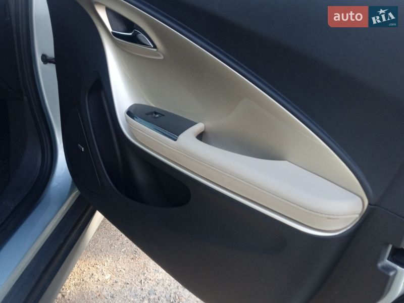 Хетчбек Chevrolet Volt 2011 в Ромнах