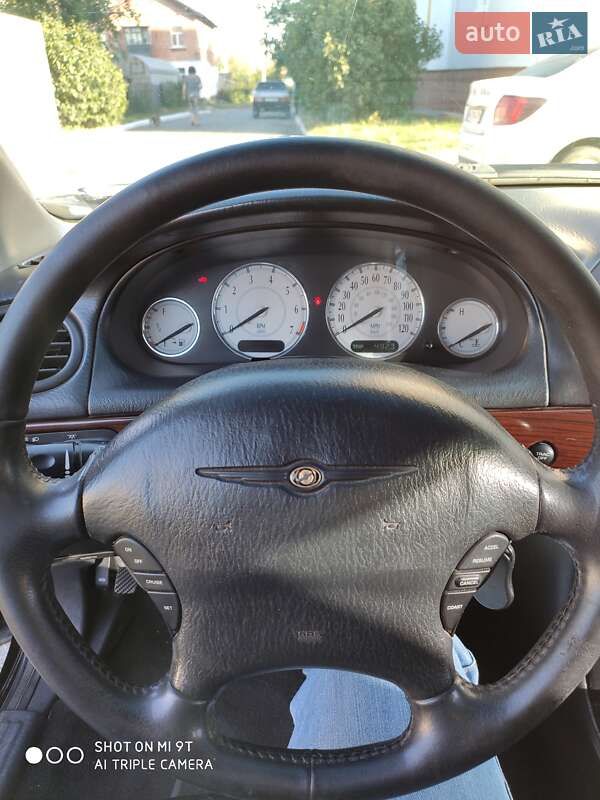 Седан Chrysler LHS 2001 в Києві