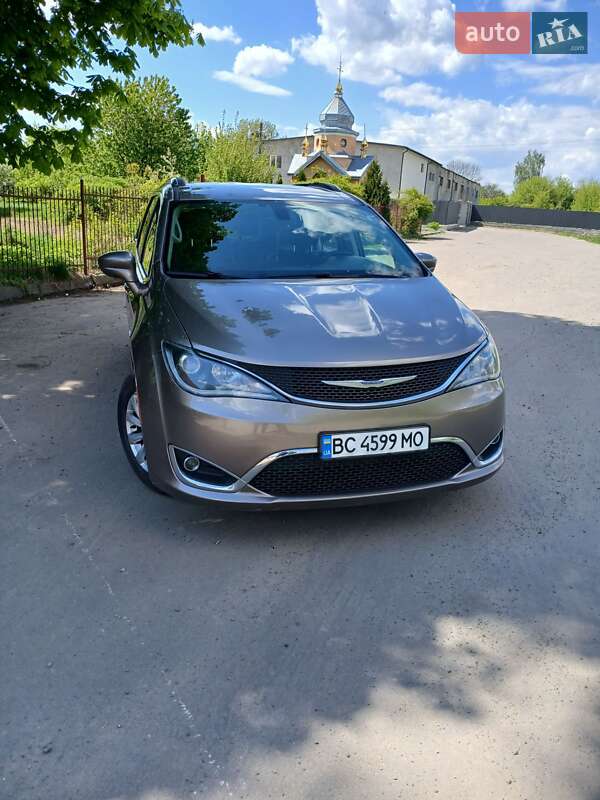 Позашляховик / Кросовер Chrysler Pacifica
