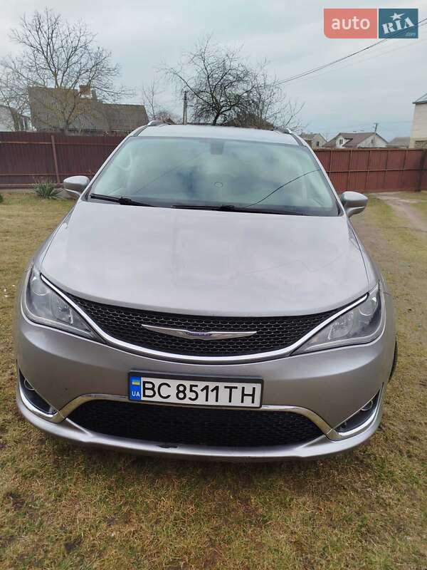 Мінівен Chrysler Pacifica 2017 в Львові фото Мінівен Chrysler Pacifica 2017 в Львові