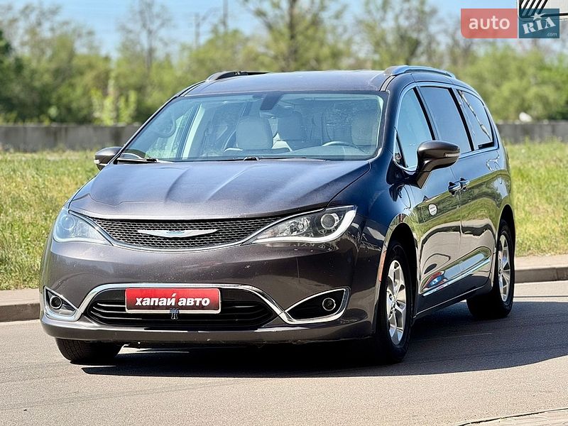 Позашляховик / Кросовер Chrysler Pacifica