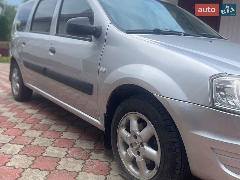 Седан Dacia Logan 2011 в Білогір'ї