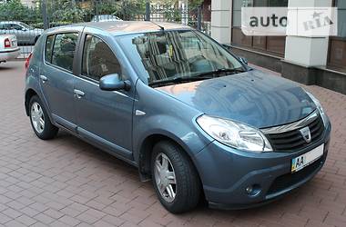 https://cdn.riastatic.com/photosnew/auto/photo/dacia_sandero__138712522bx.jpg