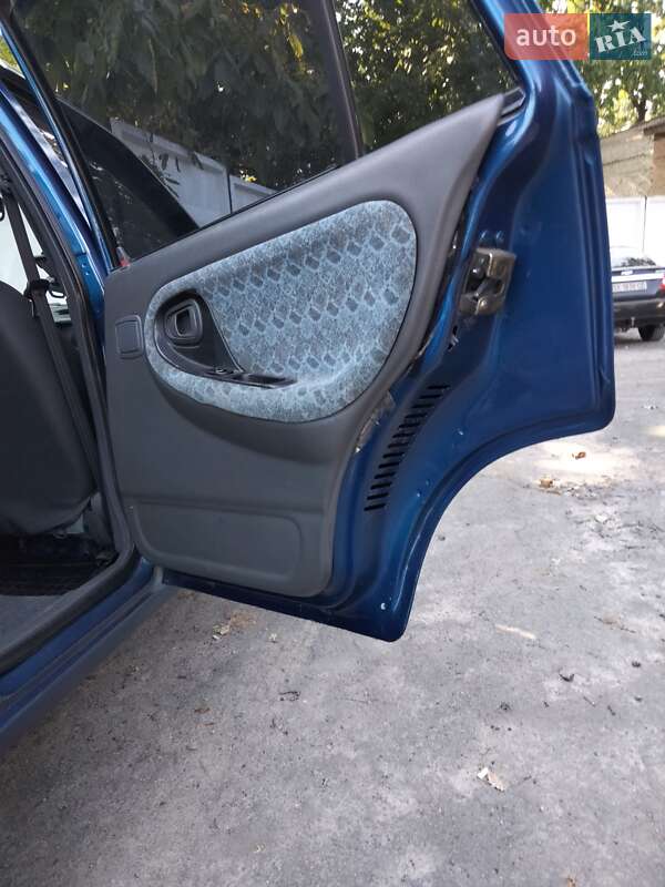 Седан Daewoo Nexia