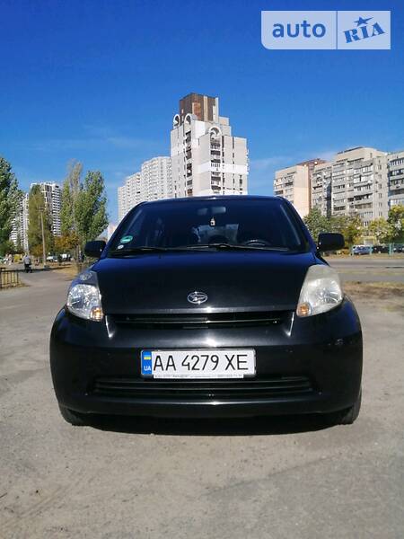 Хэтчбек Daihatsu Sirion