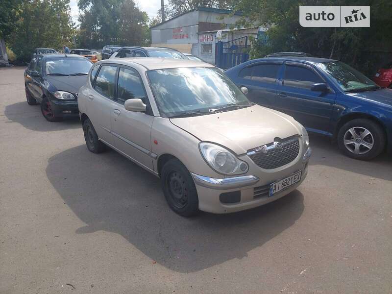 Внедорожник / Кроссовер Daihatsu Sirion