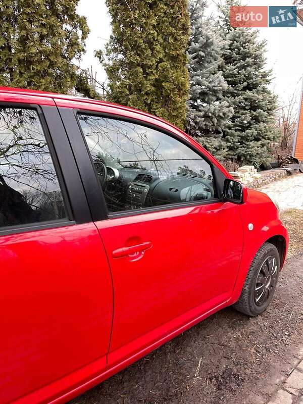 Седан Daihatsu Sirion