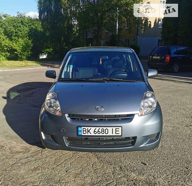 Хэтчбек Daihatsu Sirion