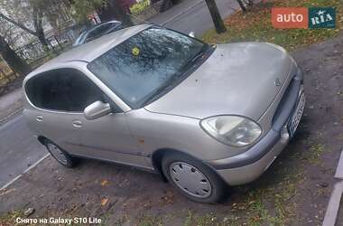 Daihatsu Sirion  2000