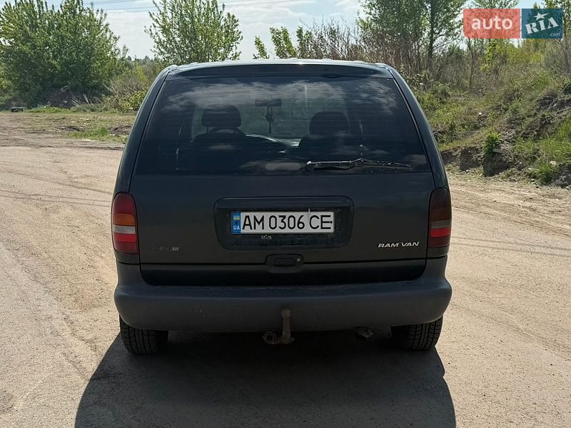 Мінівен Dodge Ram Van 2000 в Києві