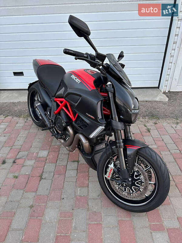 Мотоцикл Спорт-туризм Ducati Diavel 1200 Carbon