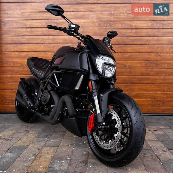 Мотоцикл Круізер Ducati Diavel 1200