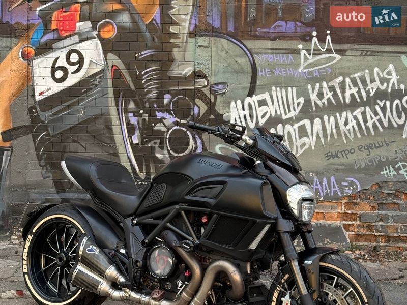 Мотоцикл Круізер Ducati Diavel 1200