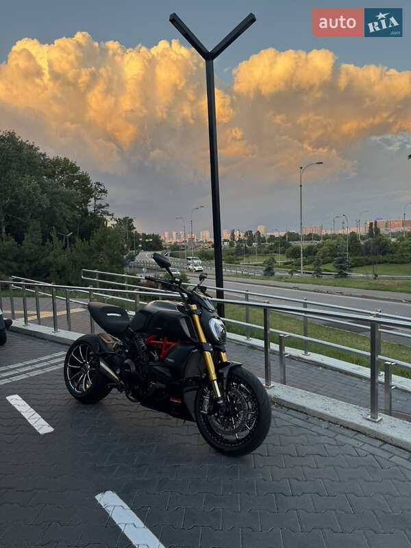 Мотоцикл Спорт-туризм Ducati Diavel 1260S