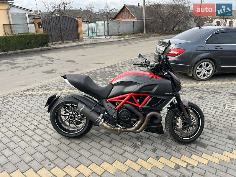 Мотоцикл Без обтекателей (Naked bike) Ducati Diavel Carbon