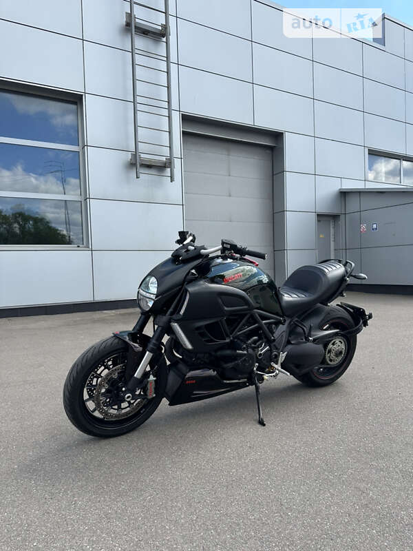 Мотоцикл Спорт-туризм Ducati Diavel