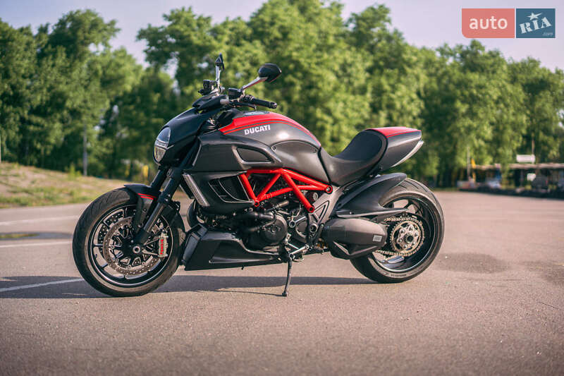 Мотоцикл Без обтікачів (Naked bike) Ducati Diavel