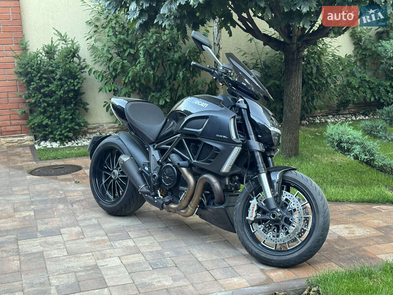 Мотоцикл Спорт-туризм Ducati Diavel