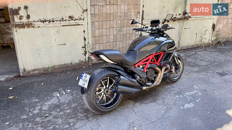 Мотоцикл Без обтекателей (Naked bike) Ducati Diavel