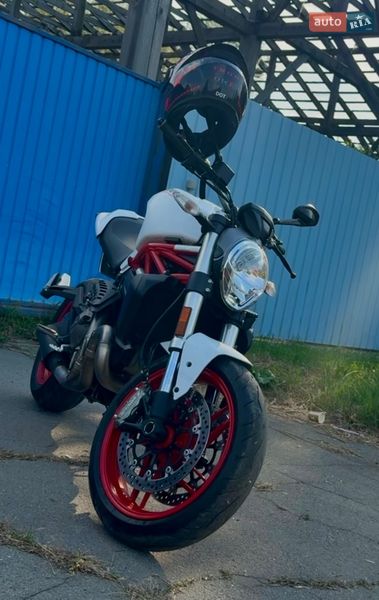 Спортбайк Ducati Monster 821